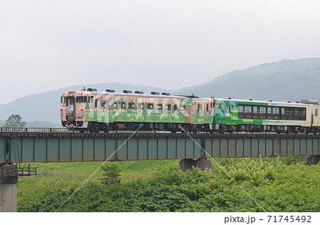 問寒別川を渡る観光列車「風っこ そうや」（回送列車） 71745492