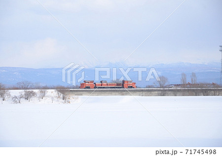 晴天の元を回送状態で名寄へ向かう除雪列車 晴天の元を回送状態で名寄へ向かう除雪列車 71745498