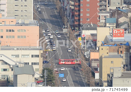 交差点を渡る札幌市電 71745499