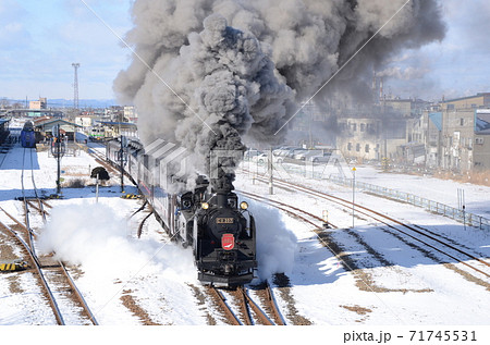 暴煙を上げて釧路駅を発車するC11-207号機の「SL冬の湿原号」 71745531