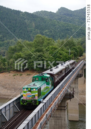 かなやま湖を渡る運行最終年の「秋の南富良野ノロッコ号」 かなやま湖を渡る運行最終年の「秋の南富良野ノロッコ号」 71745538