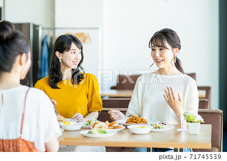 レストランで食事をする若い女性 71745539