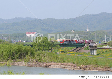 第二石狩川橋梁を渡り北海道旭川市中心部に向かう貨物列車 第二石狩川橋梁を渡り北海道旭川市中心部に向かう貨物列車 71745543