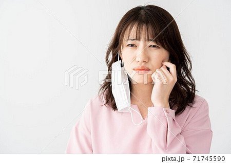 マスクによる肌トラブルで悩む若い女性 マスクによる肌トラブルで悩む若い女性 71745590