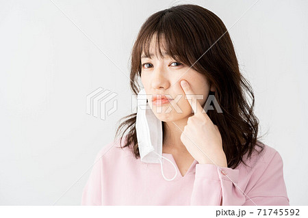 マスクによる肌トラブルで悩む若い女性 71745592