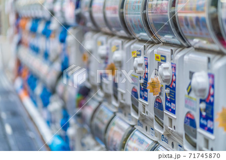 東京・秋葉原の路上に並ぶカプセルトイ 71745870