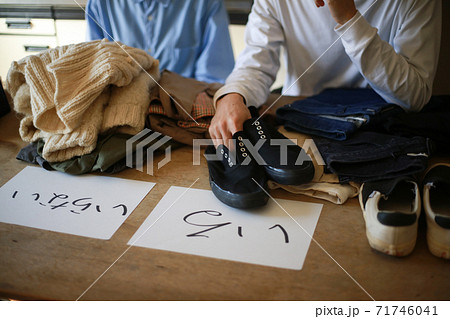 物の整理をする夫婦 71746041