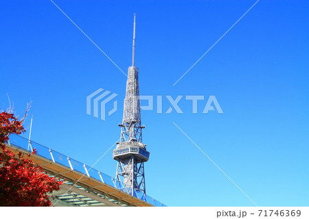 名古屋市、テレビ塔とオアシス21の風景 71746369