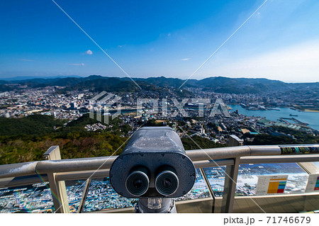 晴天の長崎稲佐山の山頂展望台の双眼望遠鏡 晴天の長崎稲佐山の山頂展望台の双眼望遠鏡 71746679
