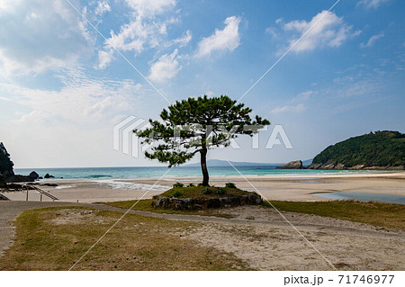 五島列島を象徴する美しい砂浜 高浜海水浴場 秋風景の写真素材