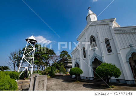 晴天の五島列島福江島のカトリック水之浦教会 71747248