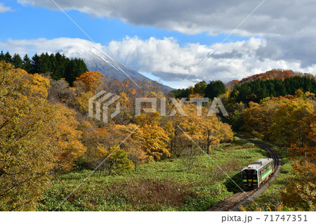 雪化粧した羊蹄山と紅葉する森とH100形普通列車 雪化粧した羊蹄山と紅葉する森とH100形普通列車 71747351