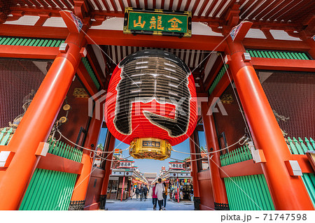 日本の東京都市景観 新型コロナの感染拡大が続く中、東京・浅草寺にはマスク姿の人たちが…=11月18日 日本の東京都市景観 新型コロナの感染拡大が続く中、東京・浅草寺にはマスク姿の人たちが…=11月18日 71747598