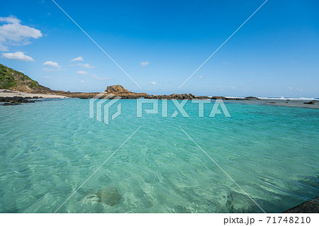 奄美大島のあやまる岬観光公園にある海水プール 71748210