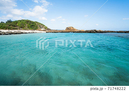 奄美大島のあやまる岬観光公園にある海水プール 71748222