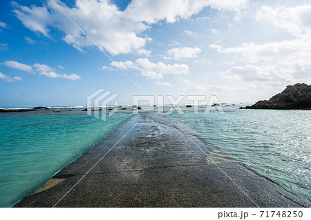 奄美大島のあやまる岬観光公園にある海水プール 71748250