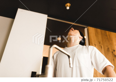 男性のポートレイト 男性のポートレイト 71750522