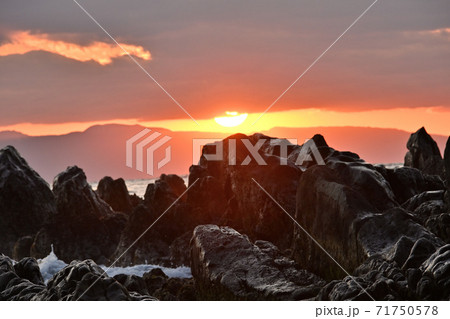 落日の根本海岸　夕陽　若山牧水 71750578