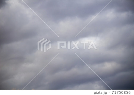 空を覆う灰色の雲の背景素材写真 71750856