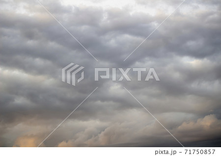 空を覆う灰色の雲の背景素材写真 空を覆う灰色の雲の背景素材写真 71750857