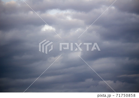 空を覆う灰色の雲の背景素材写真の写真素材