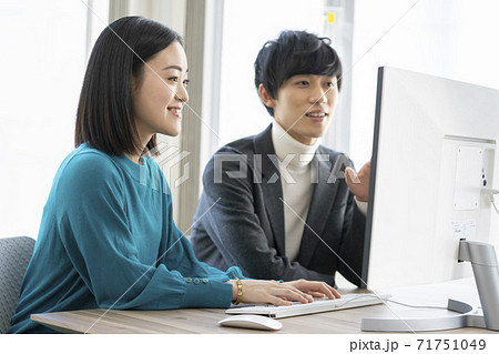 カジュアルビジネス イメージ パソコンの画面を見る若い男女 カジュアルビジネス イメージ パソコンの画面を見る若い男女 71751049