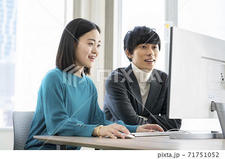 カジュアルビジネス イメージ パソコンの画面を見る若い男女 カジュアルビジネス イメージ パソコンの画面を見る若い男女 71751052