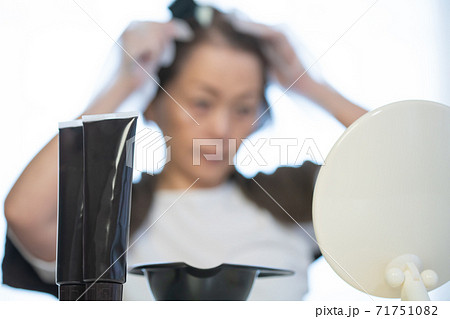 セルフヘアカラーを塗布する女性 71751082