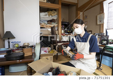 散らかった部屋を片付ける女性作業員 散らかった部屋を片付ける女性作業員 71751301