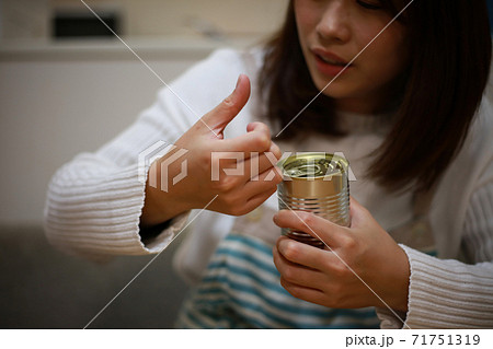 缶詰が開けられず指が痛む女性 71751319