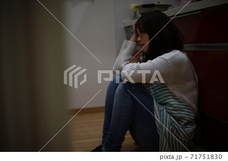 悲しみに暮れる女性 71751830