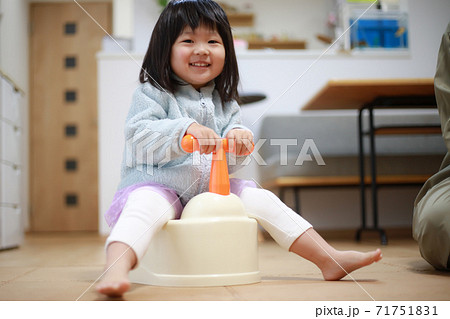 トイレトレーニングする女の子 71751831