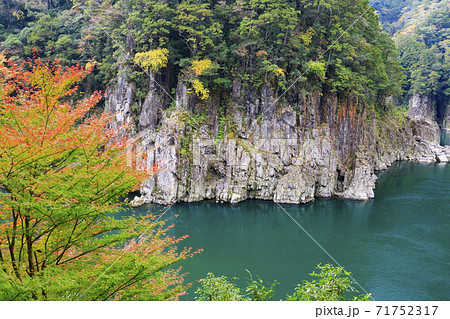 瀞峡　（瀞八丁）　秋　紅葉 71752317