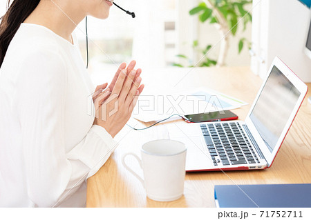 オンライン英会話をする女性 オンライン英会話をする女性 71752711