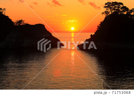 西伊豆海岸堂ヶ島の夕景【富士箱根伊豆国立公園】 西伊豆海岸堂ヶ島の夕景【富士箱根伊豆国立公園】 71753068