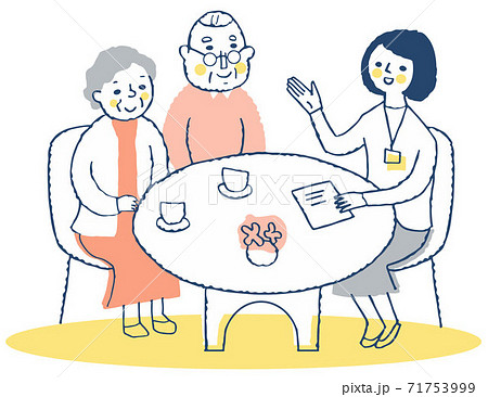 接客 相談するシニア夫婦と説明する女性スタッフ 接客 相談するシニア夫婦と説明する女性スタッフ 71753999