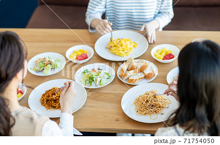 レストランで食事をする若い女性 71754050