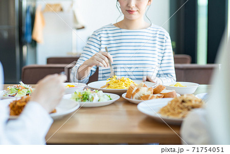 レストランで食事をする若い女性の写真素材