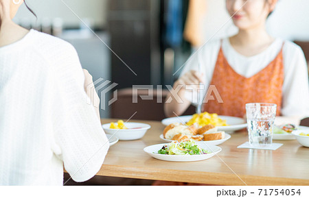 レストランで食事をする若い女性の写真素材