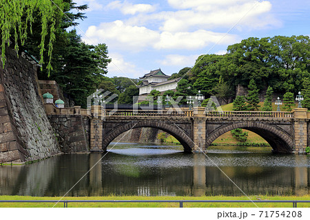 東京散歩　皇居前広場　二重橋 71754208