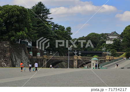東京散歩　皇居前広場　二重橋 71754217