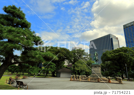 東京散歩　皇居外苑　楠木正成像 71754221