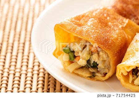 春巻き 中華料理の点心 の断面 の写真素材