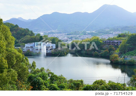 池と噴水のある風景（松山・砥部） 71754529