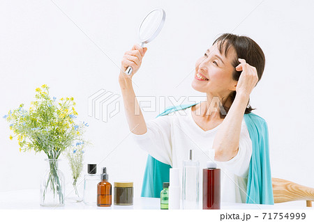 ヘアスタイルをチェックする女性 ヘアスタイルをチェックする女性 71754999