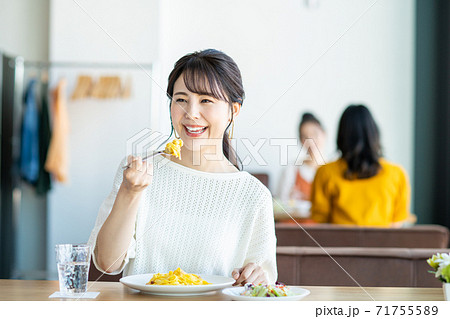レストランでカルボナーラを食べる若い女性 71755589