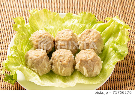 肉シュウマイ。(レタスを敷いて盛り付け。) 肉シュウマイ。(レタスを敷いて盛り付け。) 71756276