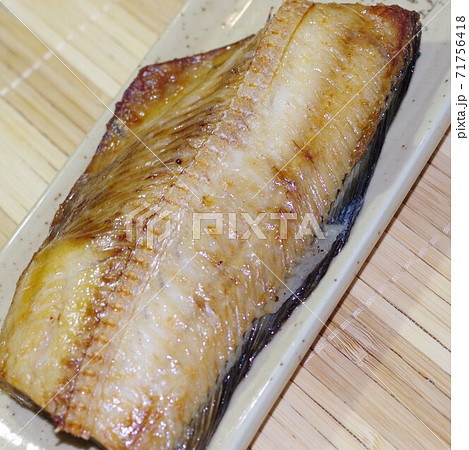 焼いたホッケの干物 焼いたホッケの干物 71756418