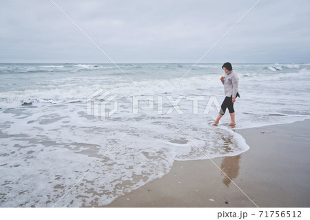 woman in shore woman in shore 71756512