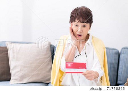 通帳を見て喜ぶ女性 通帳を見て喜ぶ女性 71756846